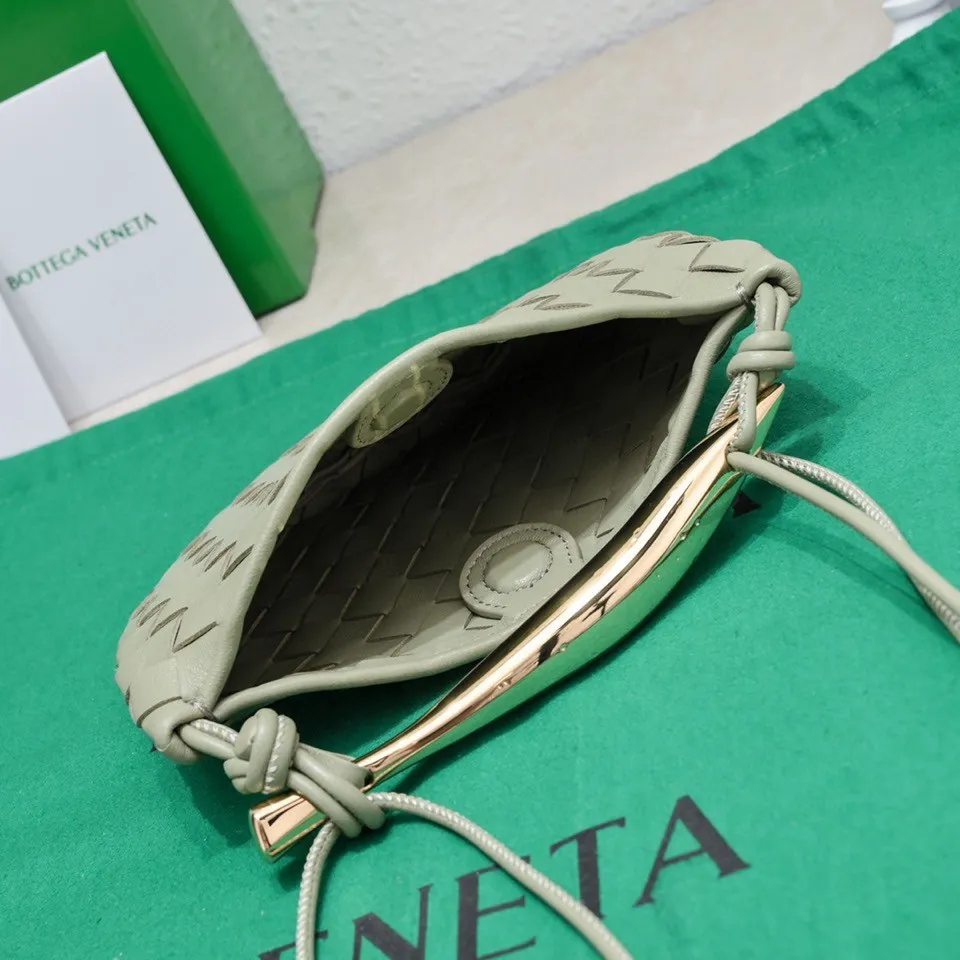Batch of 1260 BV Mini Sardine is coming‼ ️Super high-end, stainless steel hardware + 24k real gold plating process, fish scales (concave and convex positions) are the finishing touch, the sardine bag that can be carried cross-body is completely beautiful to the heart. The metal element handle and weaving are perfectly combined to completely integrate the artistic sense and elegance and fashion. It is really like a work of art🏺The large size is elegant, the small size is exquisite and cute, a must-have item for fashionistas, and the details are perfectly reproduced. Style number: 6680# Size 20*12*2.5